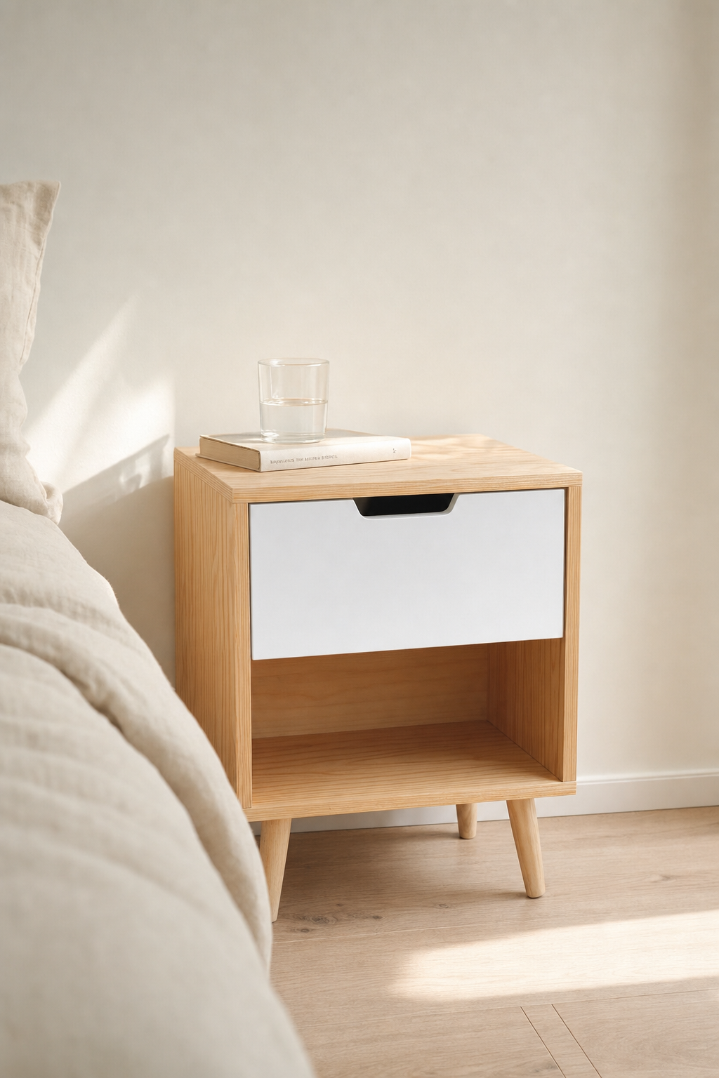 Mesa de noche ALBA de BOSKOliving en un dormitorio nórdico
