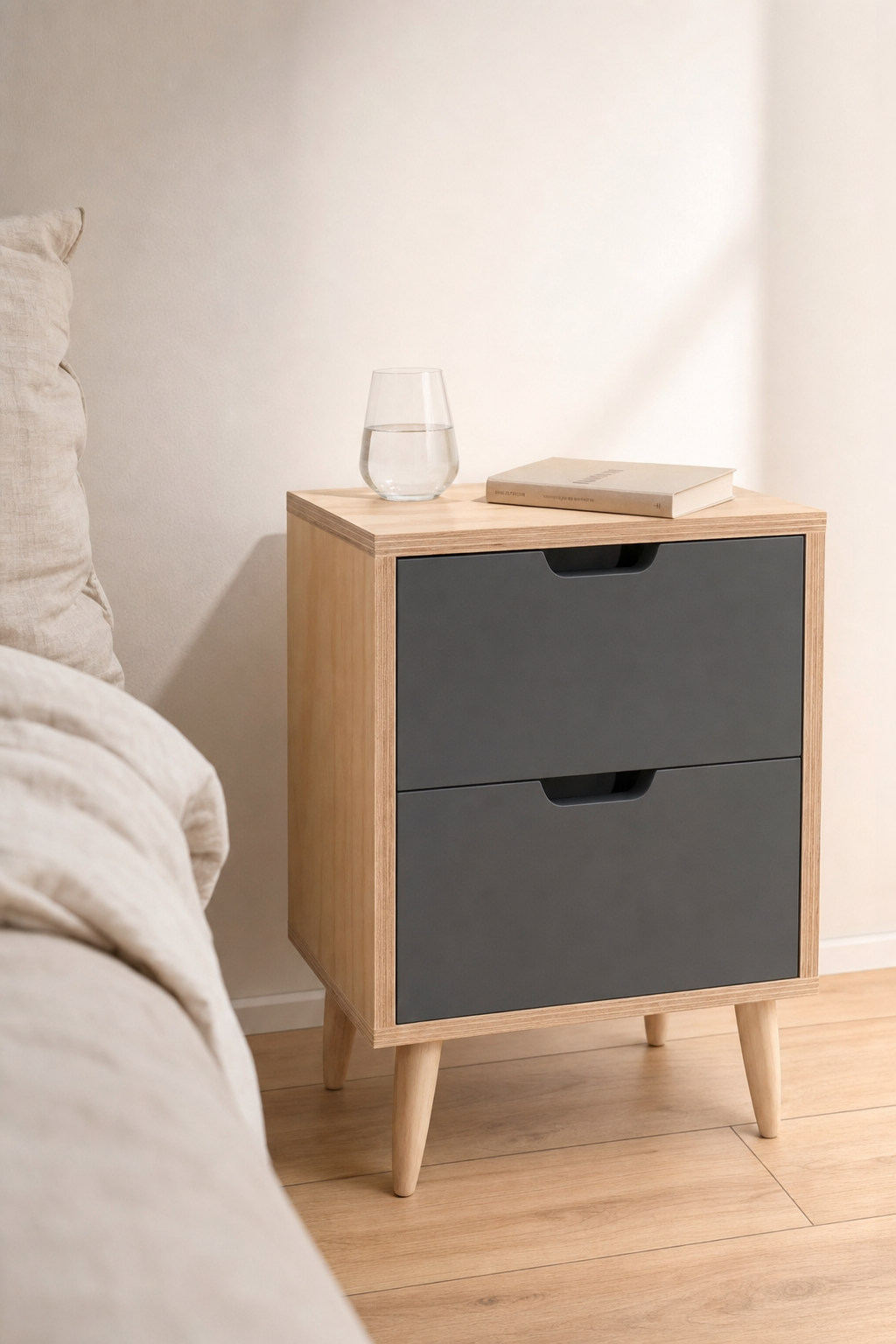 Mesa de noche NACAR de BOSKOliving en un dormitorio nórdico